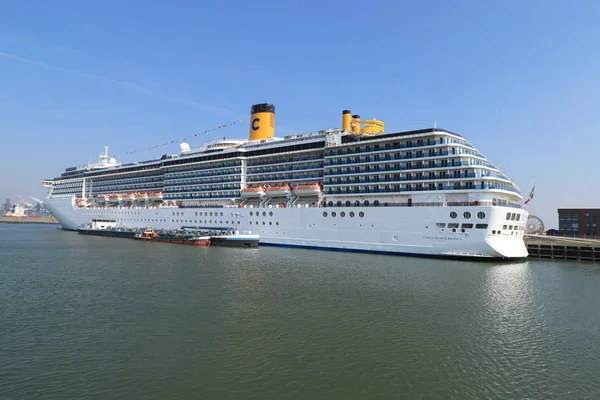 IJmuiden, Países Bajos - 7 de abril de 2019 Costa Mediterranea atracó en la terminal de cruceros Felison —  Fotos de Stock