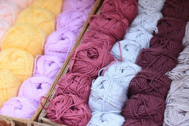Çok renkli yün iplikler