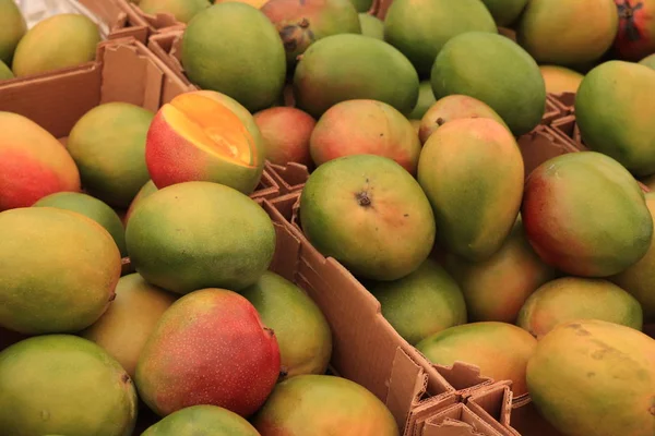 Свежие манго на рынке киоска — стоковое фото