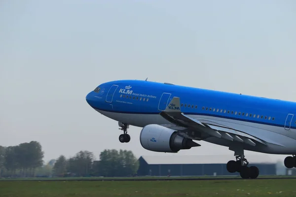 Amsterdam Holandia-22 kwietnia, 2019: pH-AOM KLM Royal Dutch Airlines Airbus — Zdjęcie stockowe