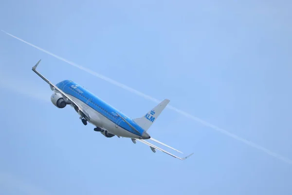 Амстердам, Нидерланды - 22 апреля 2019 года: PH-EZA KLM Cityhopper Embraer ERJ-190 — стоковое фото
