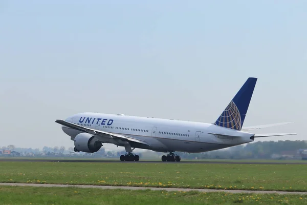 Amsterdam Nederländerna-22 april, 2019: N76010 United Airlines Boeing 777 — Stockfoto