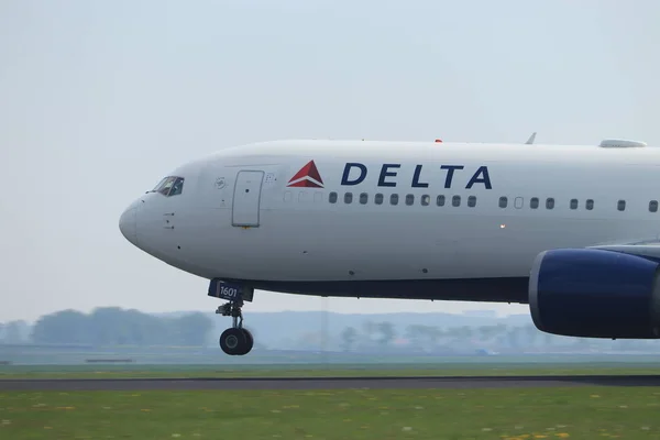 Amsterdam Nizozemsko-22. duben, 2019: N169dz Delta Air Lines Boeing 767 — Stock fotografie