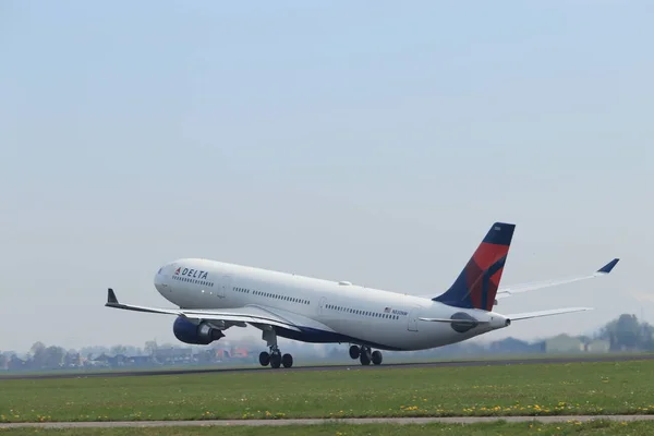Άμστερνταμ Ολλανδία-22 Απριλίου, 2019: N830nw Δέλτα αεροπορικών γραμμών Airbus A330-300 — Φωτογραφία Αρχείου