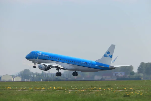 Амстердам, Нидерланды - 22 апреля 2019 года: PH-EXD KLM Cityhopper Embraer — стоковое фото