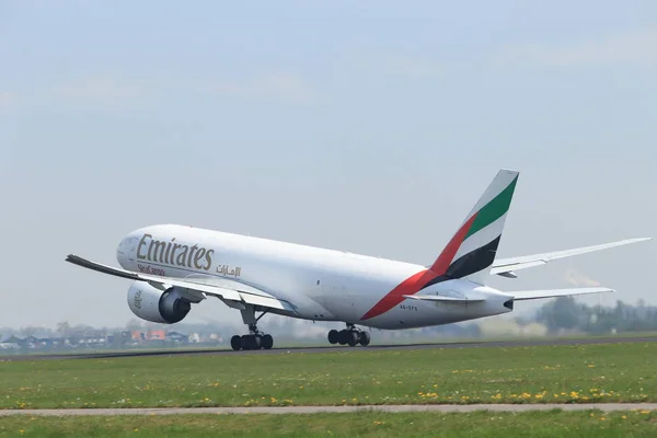 Ámsterdam Países Bajos - 22 de abril de 2019: A6-EFS Emirates Boeing 777F — Foto de Stock