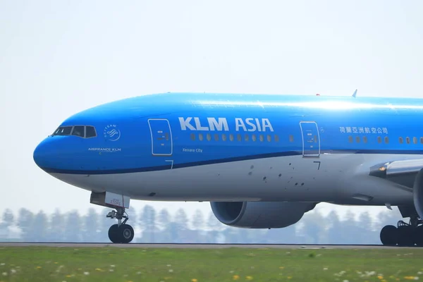 Амстердам Нідерланди-22 квітня, 2019: Ph-Bскорострільний KLM Королівські голландські авіалінії Boeing 777-200 — стокове фото