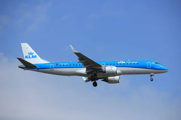 Ámsterdam, Países Bajos, 21 de julio de 2016: PH-EZN KLM Cityhopper Embraer — Foto de Stock