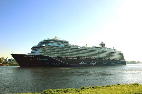 Velsen, Holandia - 8 maja 2018: Mein Schiff 1 Tui rejsy dziewiczy rejs — Zdjęcie stockowe