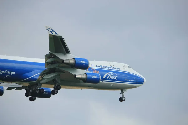 Ámsterdam Países Bajos - 20 de julio de 2017: VQ-BUU AirBridgeCargo Boeing 747 — Foto de Stock