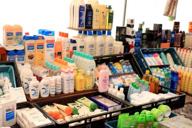 Hoorn, Hollanda, 20 Nisan 2019: Pazar tezgahında tuvalet malzemeleri