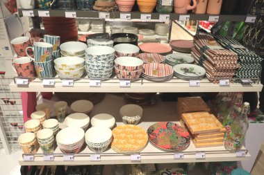 Hoorn, Hollanda, 20 Nisan 2019: çanak çömlek perakende ekran