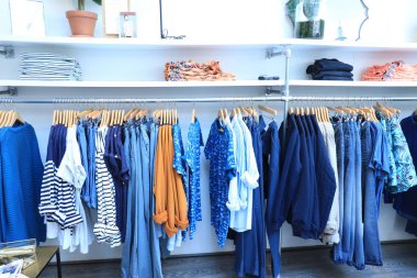 Hoorn, Hollanda, 20 Nisan 2019: Bir mağazada giyim