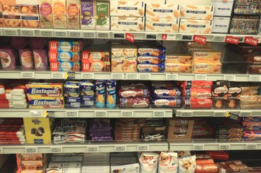 Beverwijk, Hollanda, 15 Aralık 2018: mağazada çikolata ve şekerlemeler