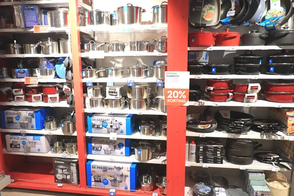 Hoorn, the Netherlands, april 20th 2019: pans in shop — Stock Photo, Image