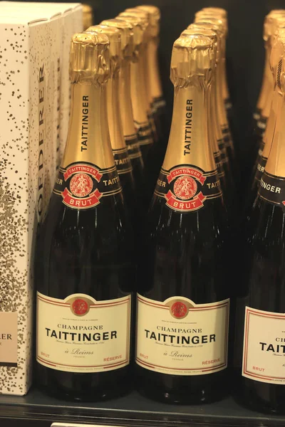 Beverwijk, Países Bajos, 15 de diciembre de 2018: Taittinger Champagne en una licorería — Foto de Stock