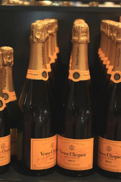 Beverwijk, Nizozemsko, 15. prosince 2018: Veuve Clicchampagne v obchodě s alkoholem — Stock fotografie