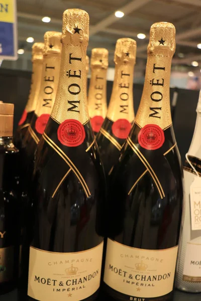 Beverwijk, Nederländerna, 15 december 2018: Mo � t et Chandon Champagne i en spritbutik — Stockfoto