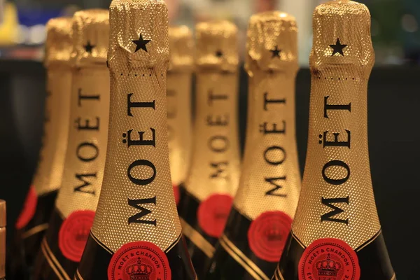 Beverwijk, Países Bajos, 15 de diciembre de 2018: Moet et Chandon Champagne en una licorería — Foto de Stock