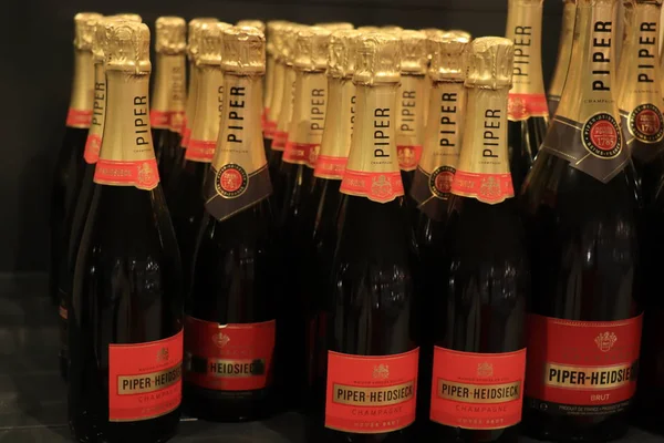 Beverwijk, Países Baixos, 15 de dezembro de 2018: Piper Heidsieck Champagne em uma loja de bebidas — Fotografia de Stock