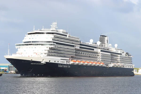 Velsen, Países Bajos - 5 de mayo de 2019: MS Nieuw Statendam — Foto de Stock