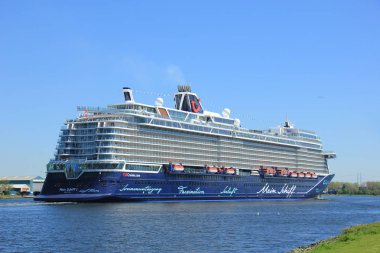 Velsen, Hollanda - 7 Mayıs 2018: Mein Schiff 1 TUI Maiden Voyage yolculuk