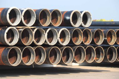 Paslı yığılmış borular