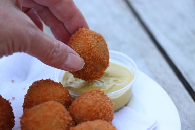 Hollandalı snack: acı bal yiyen kadın