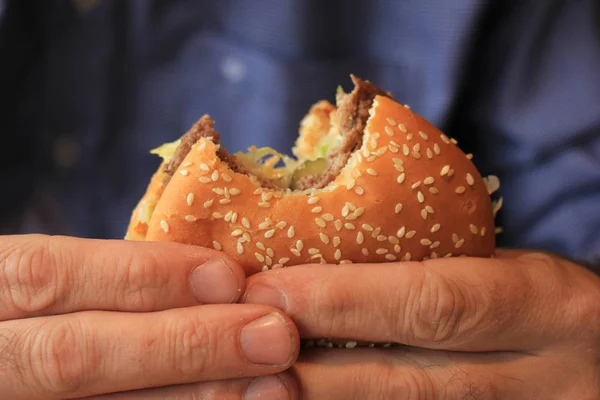 Man holding a hamburger — Stock Photo, Image
