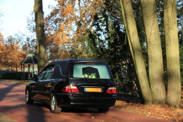 Un coche fúnebre negro — Foto de Stock