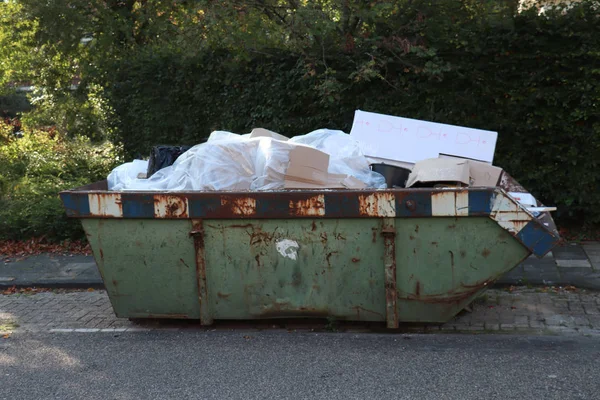 Φορτωμένο σκουπίδια dumpster — Φωτογραφία Αρχείου