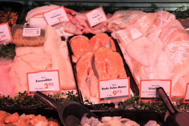 Taze deniz sergileniyor