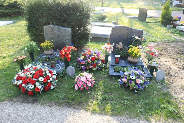 Funeral flowers on graves — Stock Photo, Image