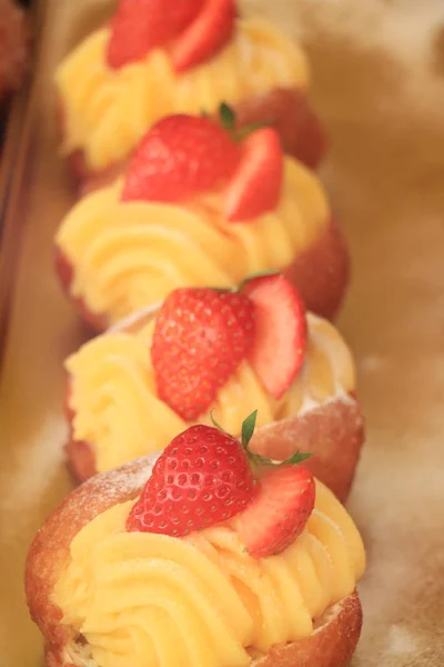 Vanillekonfekt mit Erdbeere — Stockfoto