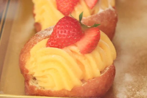 Pastelería de vainilla con fresa — Foto de Stock