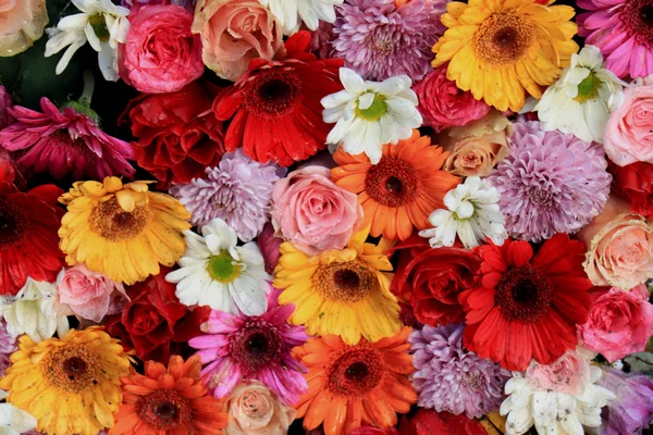 Renkli düğün çiçek aranjmanı