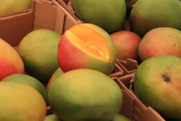 Bir pazar tezgahında taze mango — Stok fotoğraf