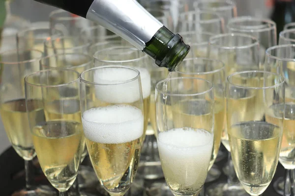 Despejando champanhe em óculos elegantes — Fotografia de Stock