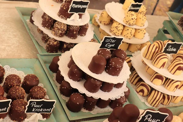 Heemstede, Holanda - 26 de maio de 2019: Marshmallows revestidos de chocolate — Fotografia de Stock