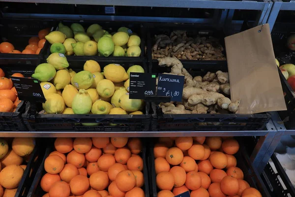 Heemstede, Niederlande - 26. Mai 2019: Obst im Supermarkt — Stockfoto