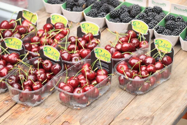 Heemstede, Holanda - 26 de maio de 2019: Cerejas em um mercado — Fotografia de Stock