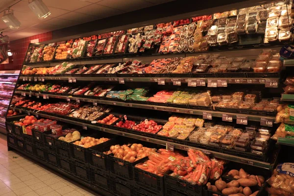 네덜란드 헴스테드 - 2019년 5월 26일: 슈퍼마켓 인테리어 — 스톡 사진