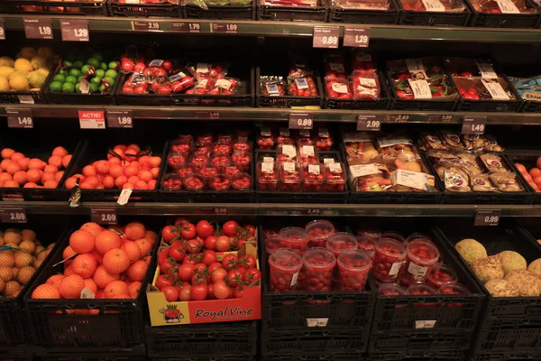 Heemstede, Nizozemsko-Květen 26, 2019: interiér supermarketu — Stock fotografie