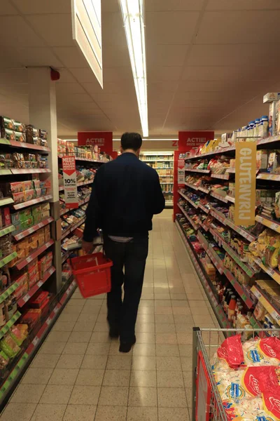 Heemstede, Holandia-26 maja, 2019: człowiek w supermarkecie — Zdjęcie stockowe