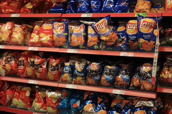 Heemstede, Hollandia-május 26, 2019: chips a szupermarketben — Stock Fotó
