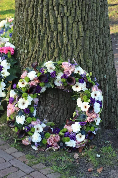 Sympathy wreath in white and purple — Stock Photo, Image