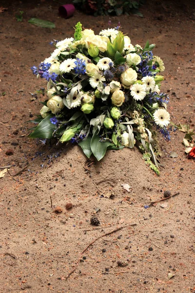 A sír a virágok — Stock Fotó