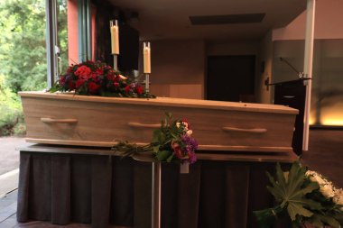 bir tabut ile morgda bir çiçek aranjmanı