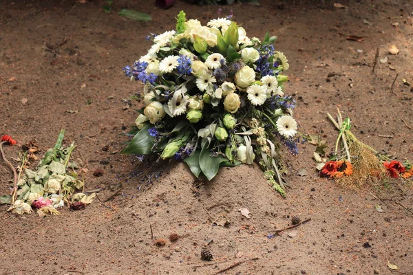 Flowers on a grave — Stock Photo, Image