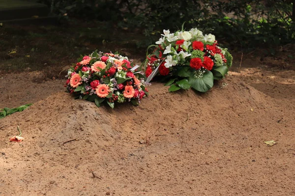Flores sobre una tumba — Foto de Stock